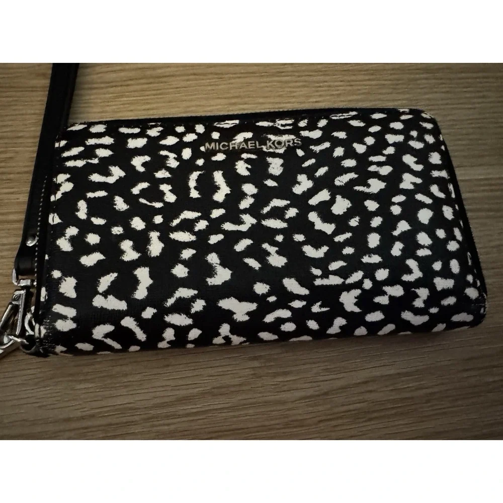 MICHAEL KORS JET SET TRAVEL Leopard Phone CASE WRISTLET Black Wallet EUC PT3
